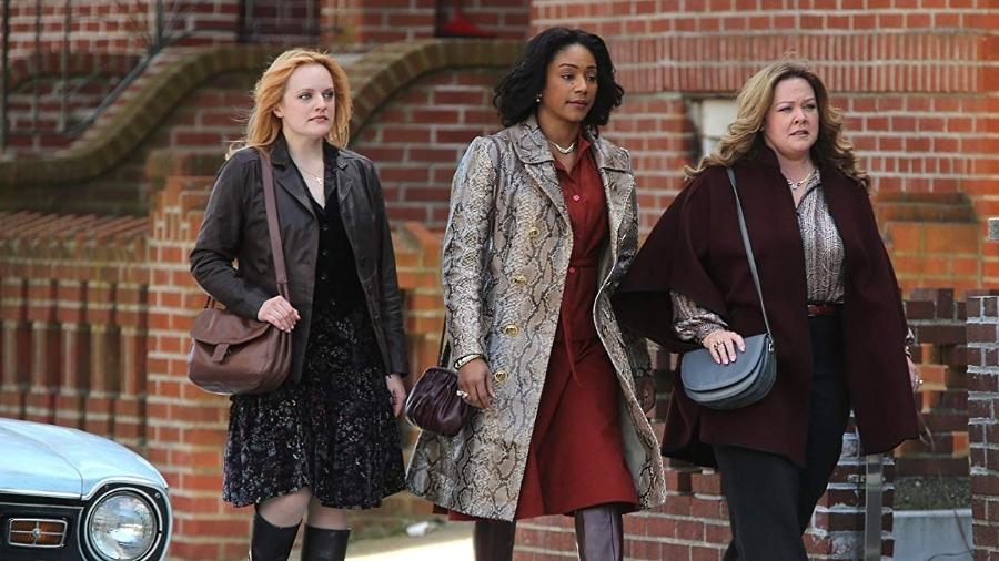 elisabeth moss tiffanny haddish e melissa mccarthy em cena de rainhas do crime
