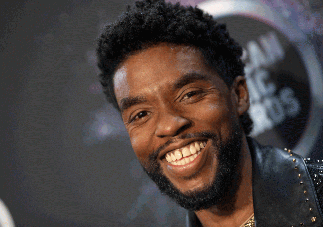 A homenagem traz depoimentos de atores, diretores e amigos de Chadwick Boseman, que destacam a sua nobreza e a grande pessoa que era.