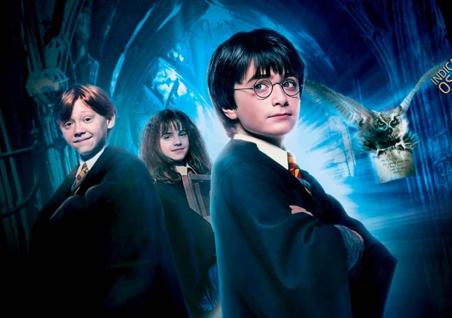 Harry Potter e a Pedra Filosofal ultrapassou a incrível marca de US$ 1 bilhão em bilheteria, depois do seu relançamento em uma versão 3D remasterizada em 4K, na China.