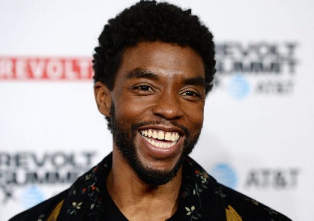 Chadwick Boseman, ator protagonista de Pantera Negra, faleceu nessa noite (28/08), aos 42 anos, vítima de câncer de cólon. 