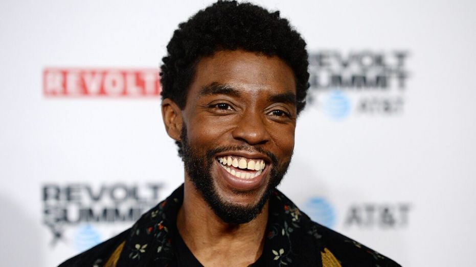 Chadwick Boseman, ator protagonista de Pantera Negra, faleceu nessa noite (28/08), aos 42 anos, vítima de câncer de cólon. 