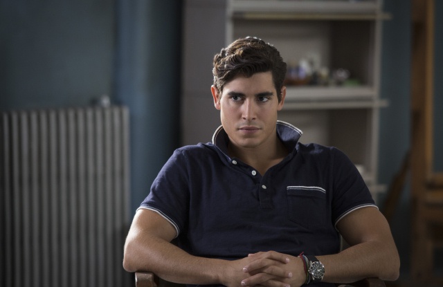 A crítica é por escalar o ator Henry Zaga, um homem branco, para um personagem inicialmente descrito como afro-brasileiro ou negro.