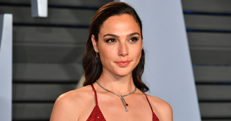 A Paramount Pictures venceu um leilão para produzir o drama épico Cleópatra que terá Gal Gadot como a rainha do Egito Antigo. A direção do longa será comandado por Patty Jenkins (Mulher-Maravilha 1984) e escrito por Laeta Kalogridis.