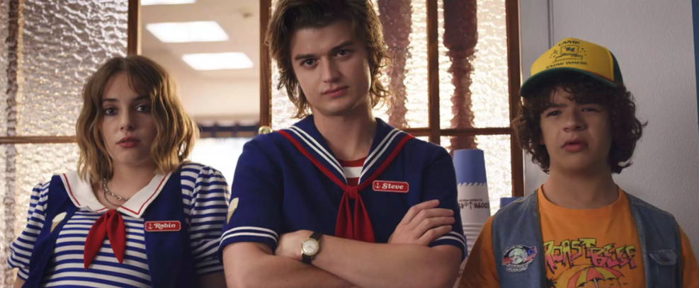 Algumas imagens vazadas da 4ª temporada de Stranger Things traz o retorno de três personagens que foram essenciais na temporada anterior: Steve (Joe Keery), Robin (Maya Hawkin) e Dustin (Gaten Matarazzo).