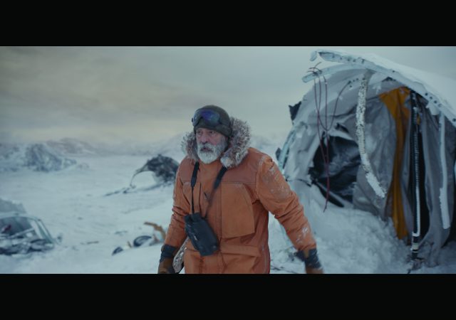 O Céu da Meia-Noite, filme estrelado e dirigido por George Clooney para a Netflix, ganhou o seu primeiro trailer. Assista logo acima. Segundo a sinopse, a história pós-apocalíptica gira entorno de Augustine (George Clooney), um cientista solitário no Ártico, que corre para impedir Sully (Felicity Jones) e seus colegas astronautas de voltarem para casa em meio a uma misteriosa catástrofe global. 