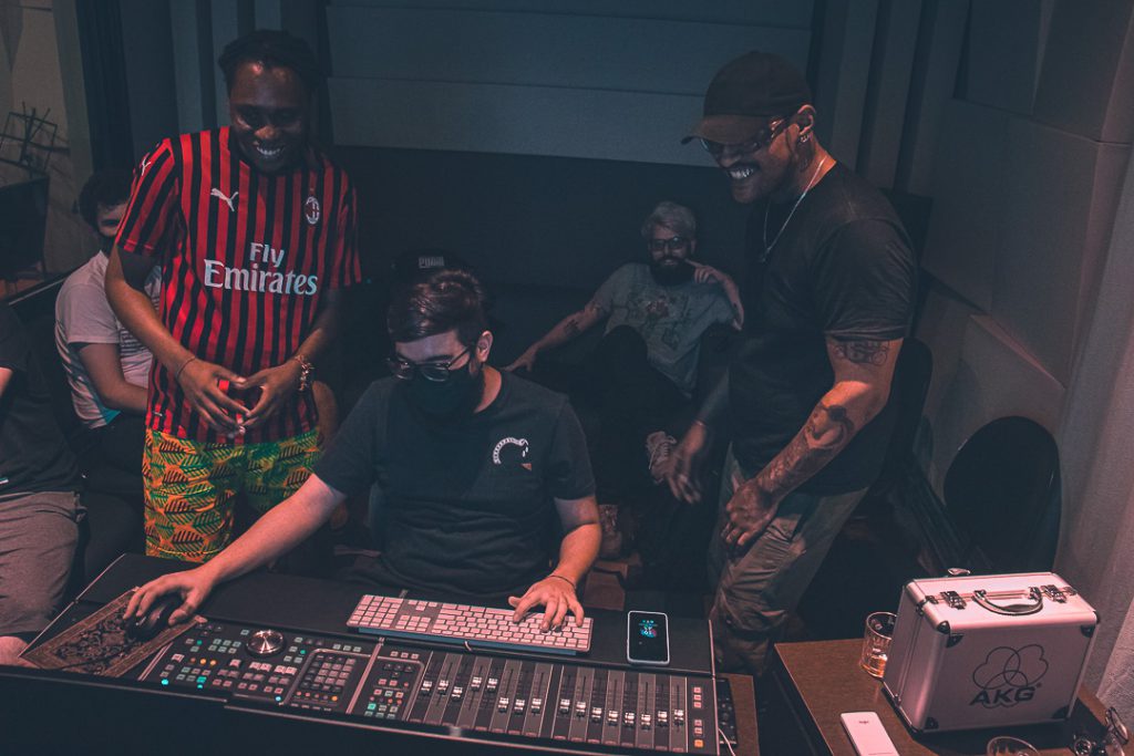 Ubisoft Brasil homenageia fãs de Rainbow Six Siege com música exclusiva criada pelos rappers Rincon Sapiência e Yung Buda 35 Gravacao 9