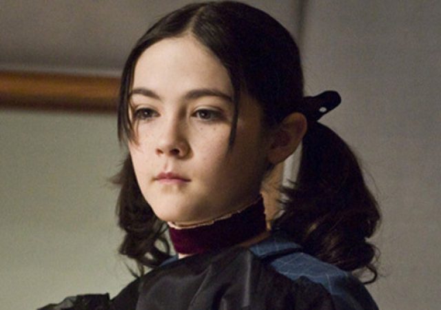 A Orfã, filme de sucesso em 2009, retorna 11 anos depois em prelúdio sobre a origem da personagem icônica e aterrorizante Esther, vivida por Isabelle Fuhrman.