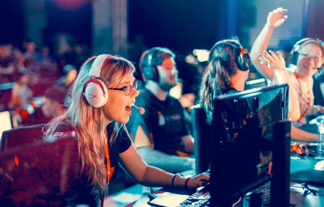 1526068973400 clg red female