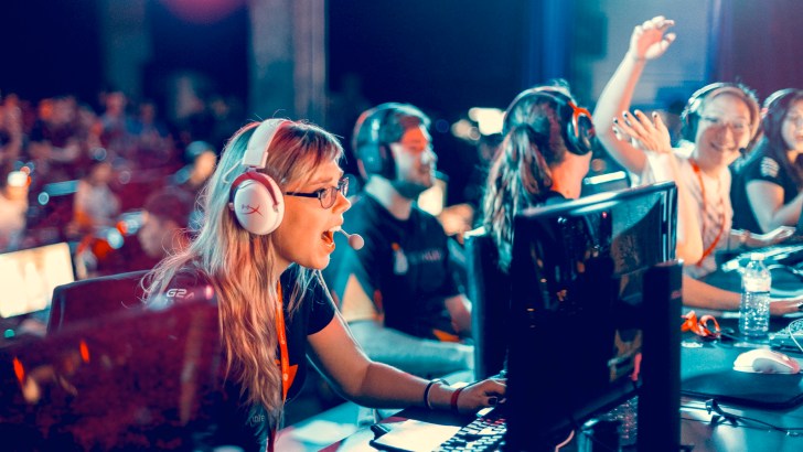 1526068973400 clg red female
