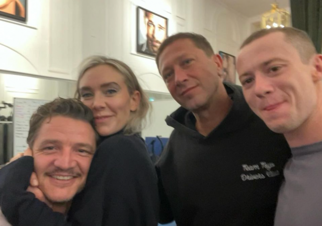 Pedro Pascal aparece com colegas de elenco e diretor do filme Quarteto Fantástico.